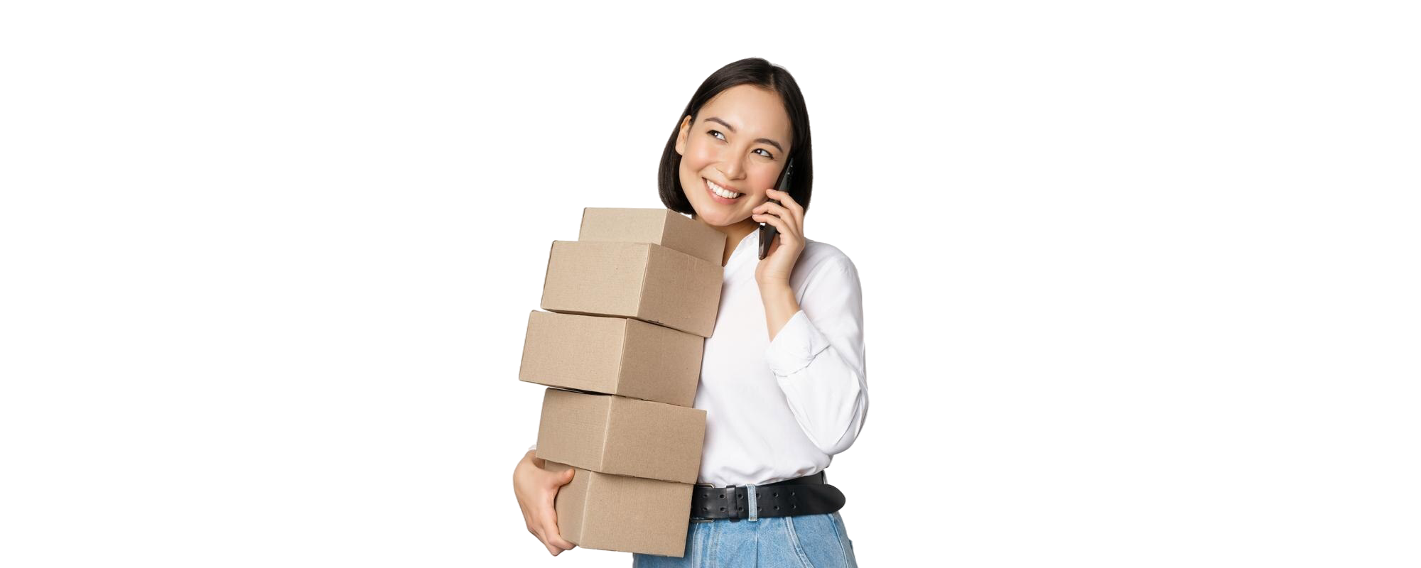imagen-joven-empresaria-asiatica-que-responde-llamada-telefonica-mientras-lleva-cajas-entregarlas-posando-sobre-fondo-blanco